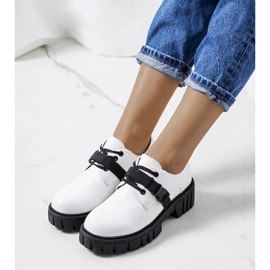 Vita skor på traktorsula Marike 1