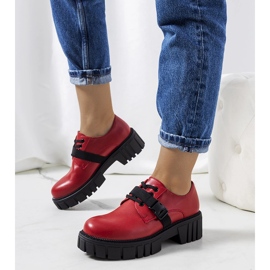 Röda skor på en traktorsula Marike 1