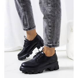 Svarta skor på en Chedi traktorsula 1