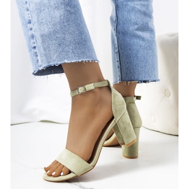 Gröna sandaler på en Karella-stolpe 1