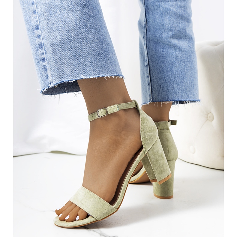 Gröna sandaler på en Karella-stolpe 1