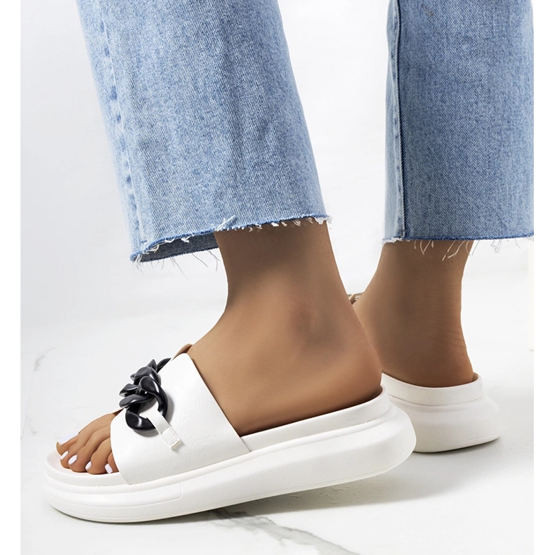 Vita tofflor med Levy-kedja 1