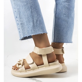 Beige sandaler på Zepps plattform 1