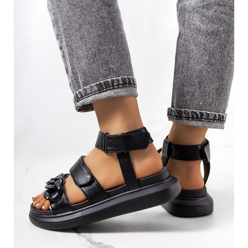 Svarta sandaler på Zepps plattform 1