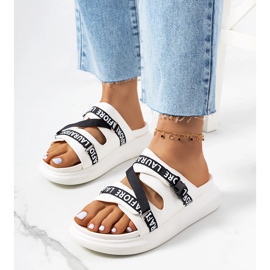 Vita tofflor på Kogil-plattformen 1