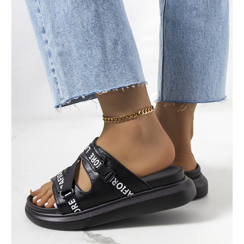 Svarta tofflor på plattformen 1