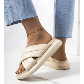 Beiga tofflor på Allport-plattformen beige 1