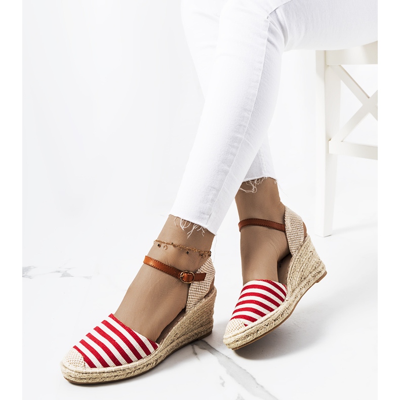 Röda espadrillor på Garvan-kilen beige 1