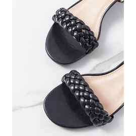 Svarta sandaler på Margo-stolpen 1