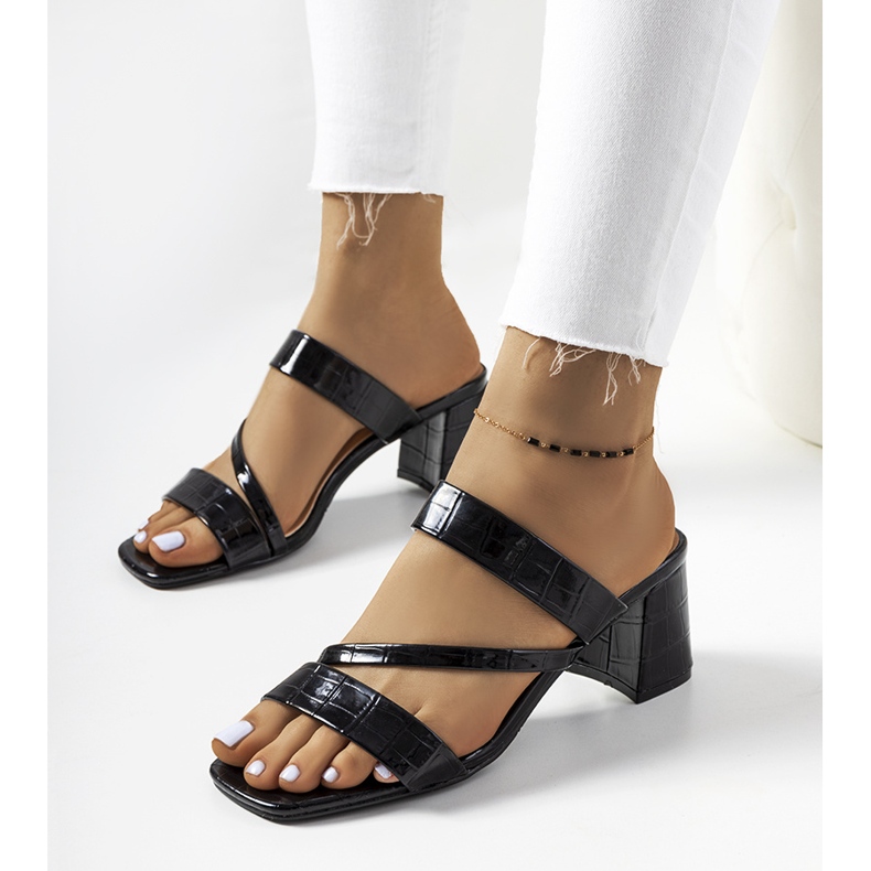 Svartlackade tofflor på Gare-pelaren 1