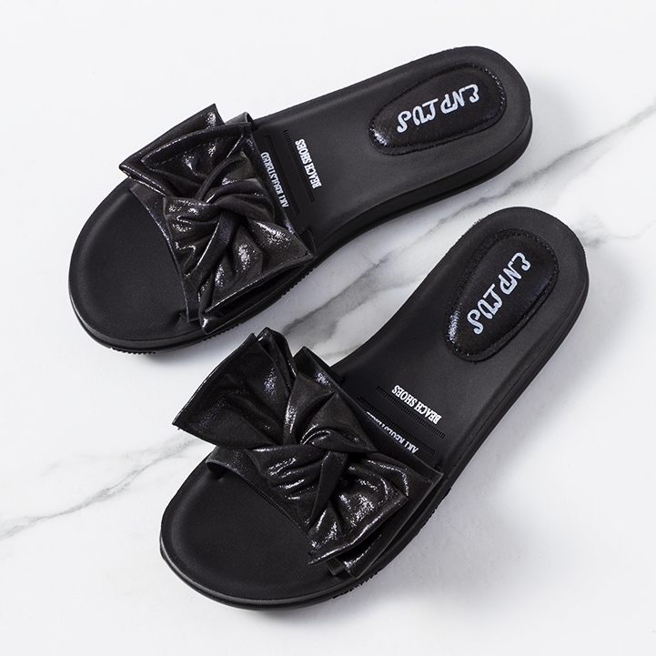 BM Svarta tofflor med en glänsande rosett Sora 1