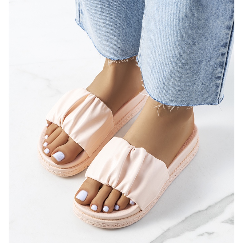 Rosa tofflor på Baldwin-plattformen 1