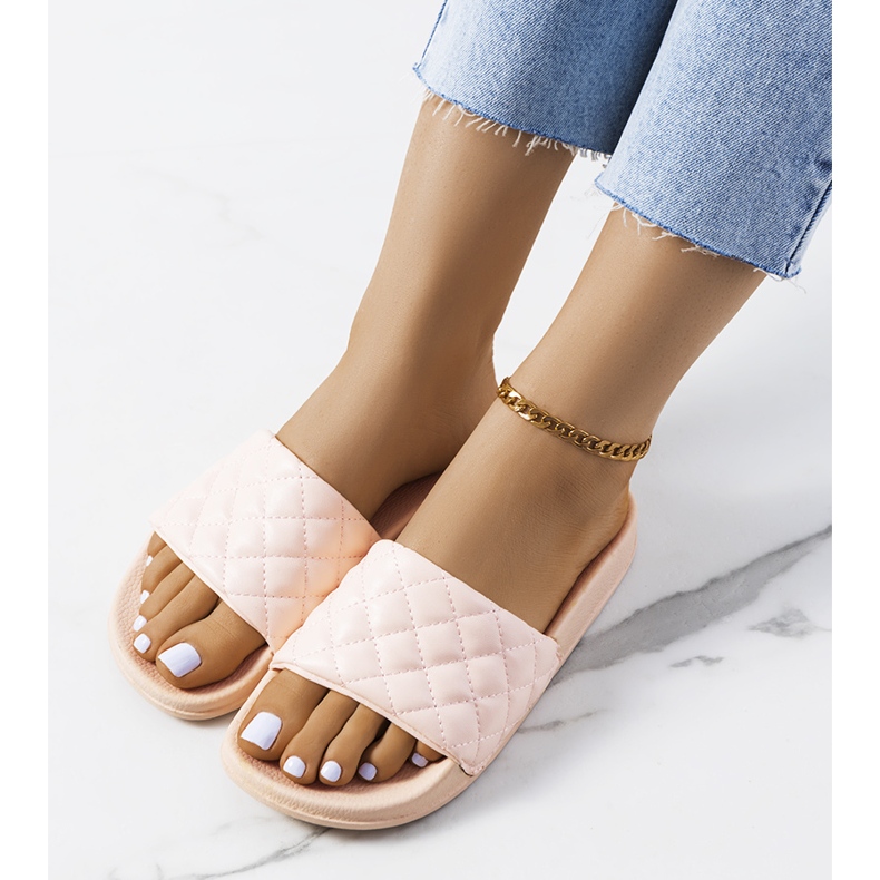 Kates rosa quiltade tofflor 1