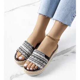 Svarta tofflor på Ana-plattformen 1