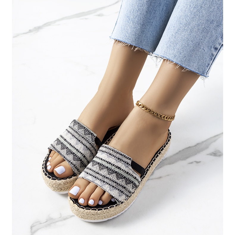 Svarta tofflor på Ana-plattformen 1