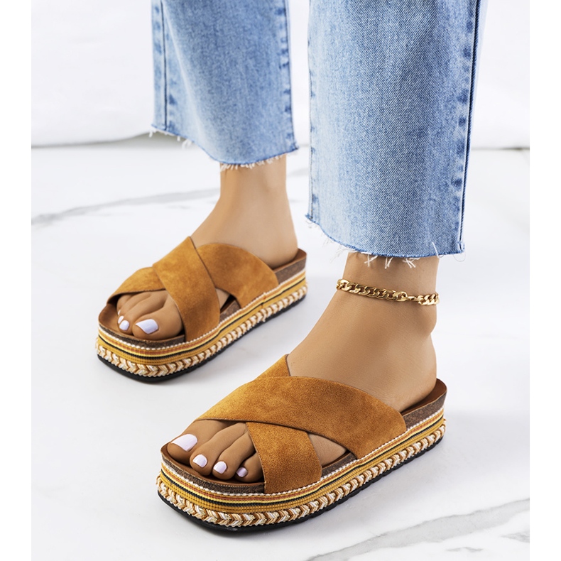 Bruna tofflor på Muncho-plattformen 1