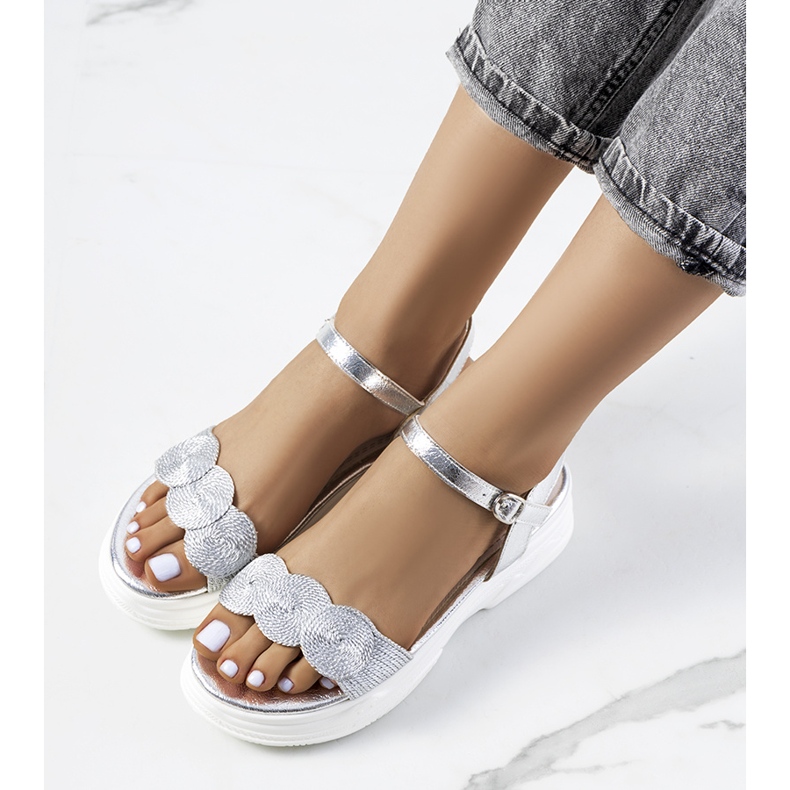 Silversandaler på Nandy-plattformen 1