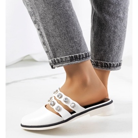 Vita tofflor dekorerade med Asselt nitar 1