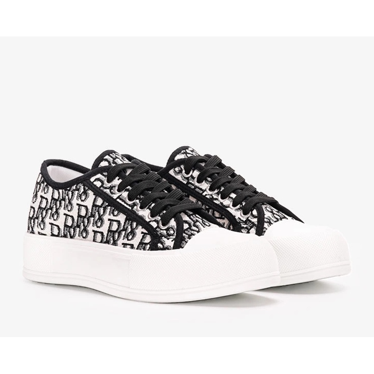 Vita sneakers på Lalonde-plattformen 1