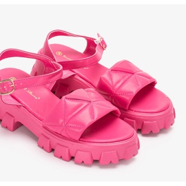 Rosa sandaler på Ferlandi-plattformen 2
