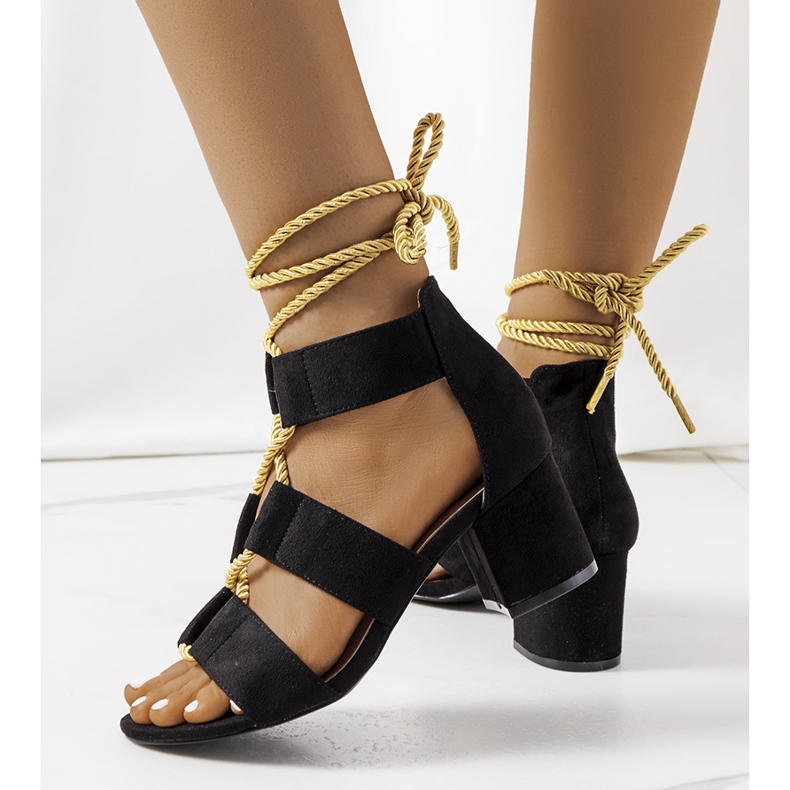 Svarta sandaler på Saliba-stolpen 1