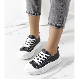 Svarta sneakers på Zargan-plattformen 1