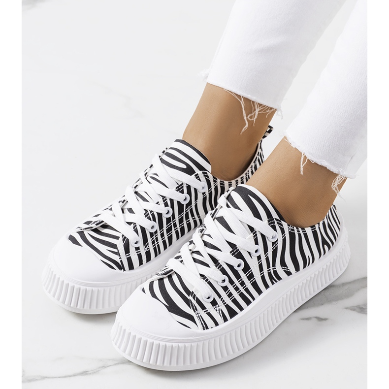 Svarta och vita sneakers på Chovka-plattformen 1