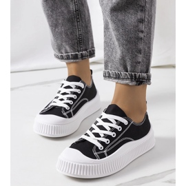 Svarta sneakers på Chovka-plattformen 1