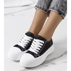 Svarta sneakers på Louisal-plattformen 1