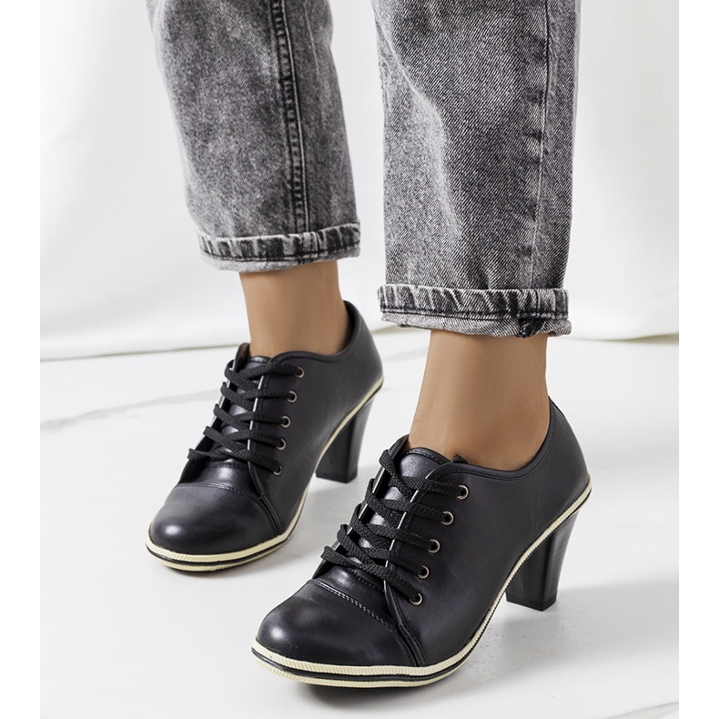 BM Svarta skor på Filra-stolpen 1