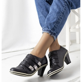 Svarta brogues på Payla-posten 2