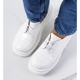 Vita skor på traktorsula från Henta 1