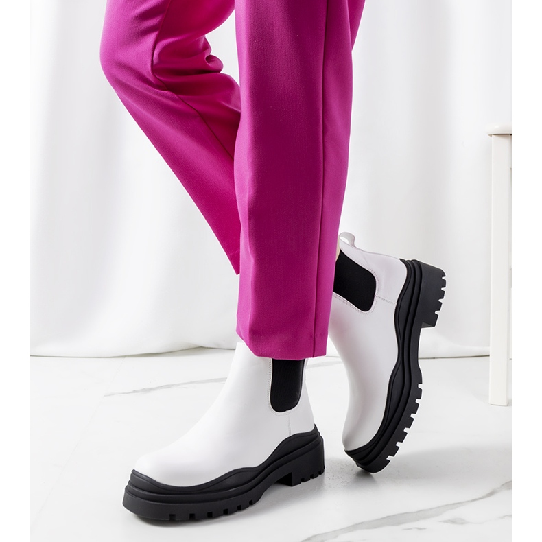 Vita stövlar på hög Wekey-sula 1