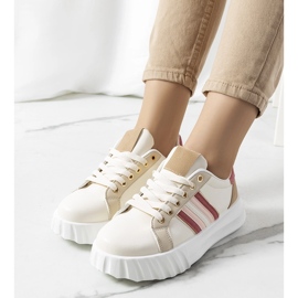 Beige sneakers på Prinsep-plattformen 1
