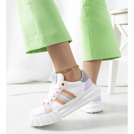 Vita sneakers på Prinsep-plattformen 1