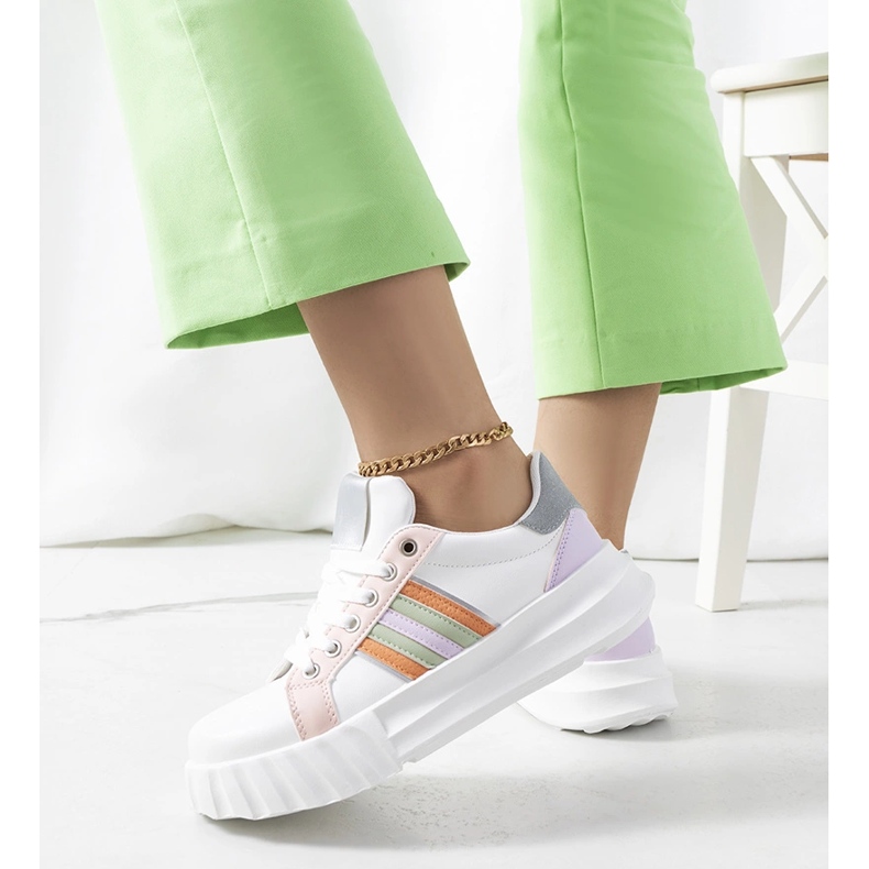 Vita sneakers på Prinsep-plattformen 1