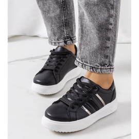 Svarta sneakers på Goldsmi-plattformen 1