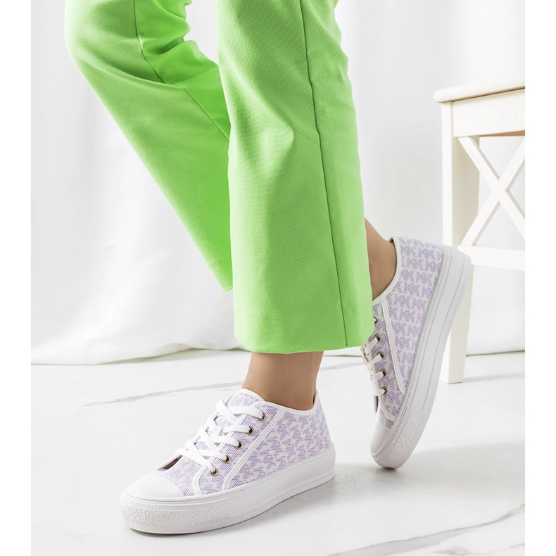 Chelms vita och lila sneakers 1