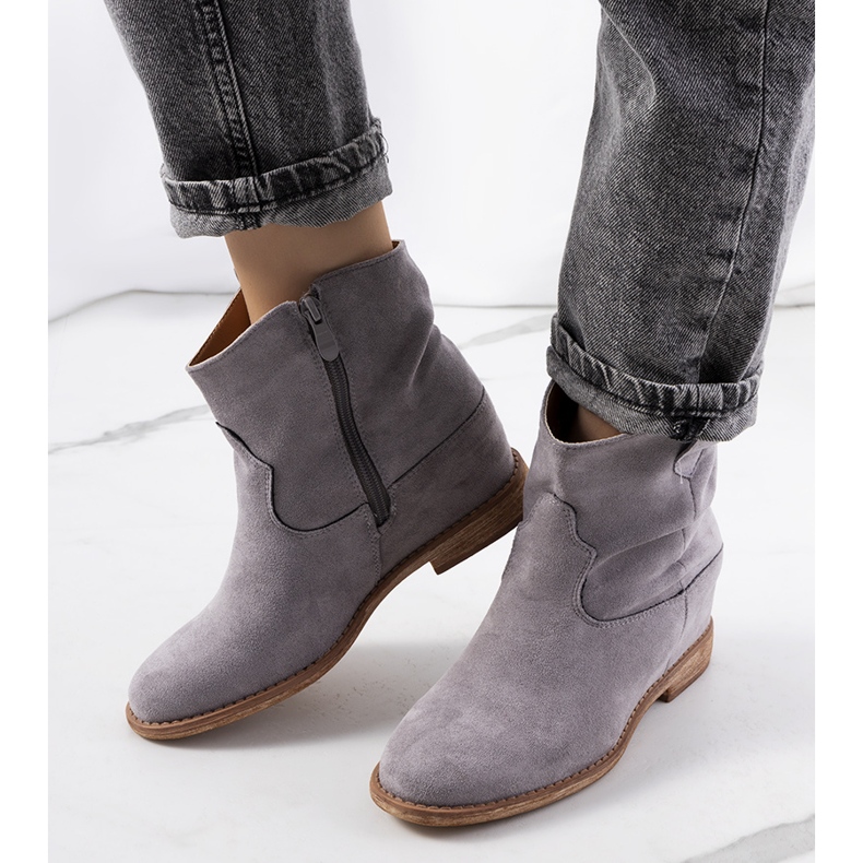 Gråa stövlar på en inomhus Hunjet kilklack 2