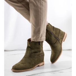 Gröna stövlar på en inomhus Hunjet kilklack 1