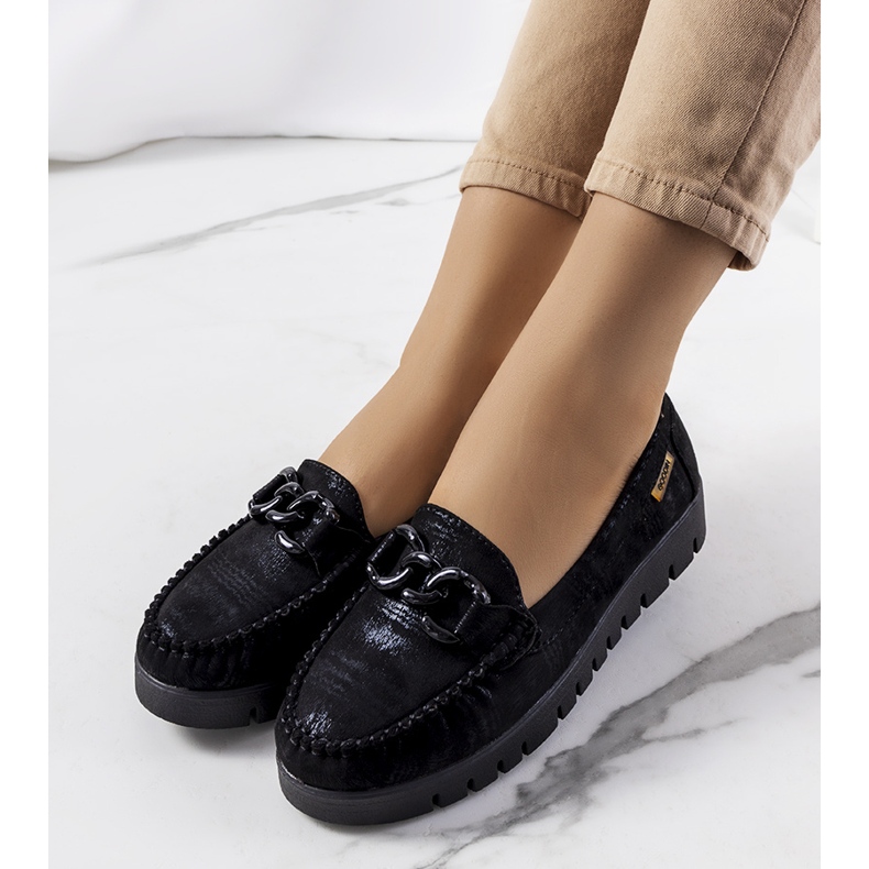 Svarta mockasiner på Indira-plattformen 1