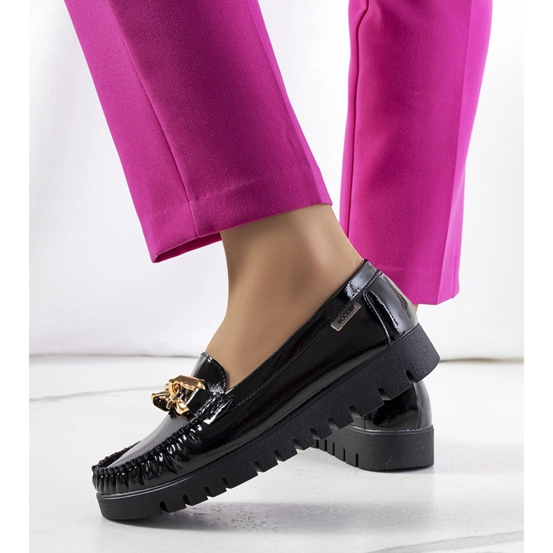 Svarta loafers på Travessa-plattformen 1