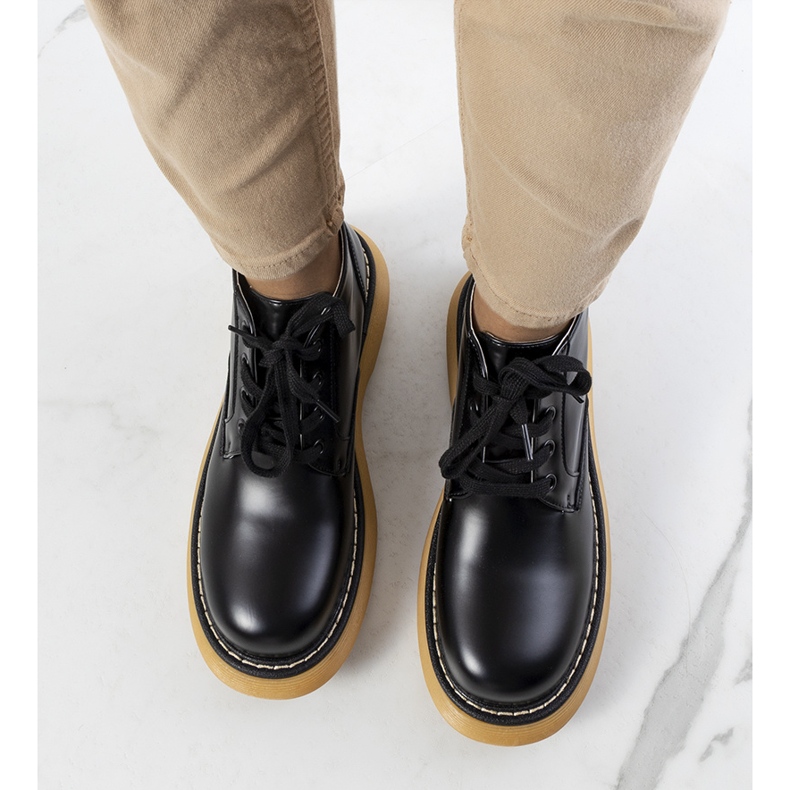 Svarta stövlar från Redelek 1