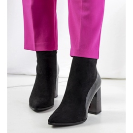 Svarta stövlar på Leonar-stolpen 1