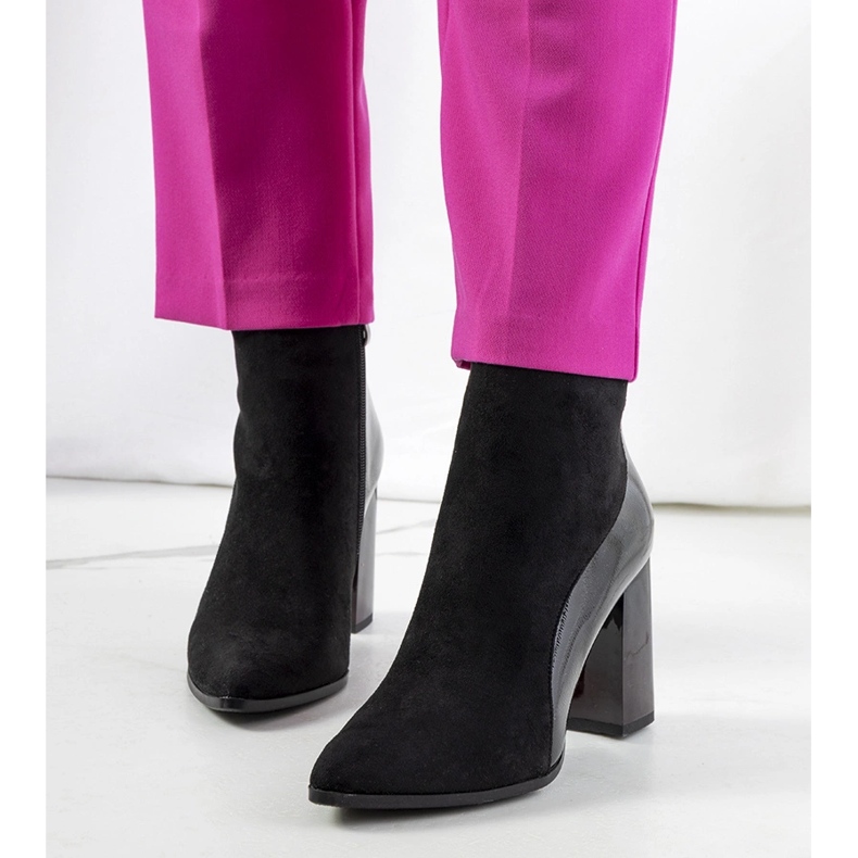 Svarta stövlar på Leonar-stolpen 1