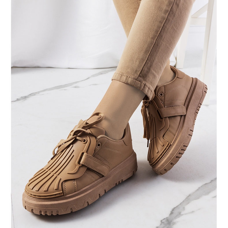 Beige sneakers med kardborrband 1