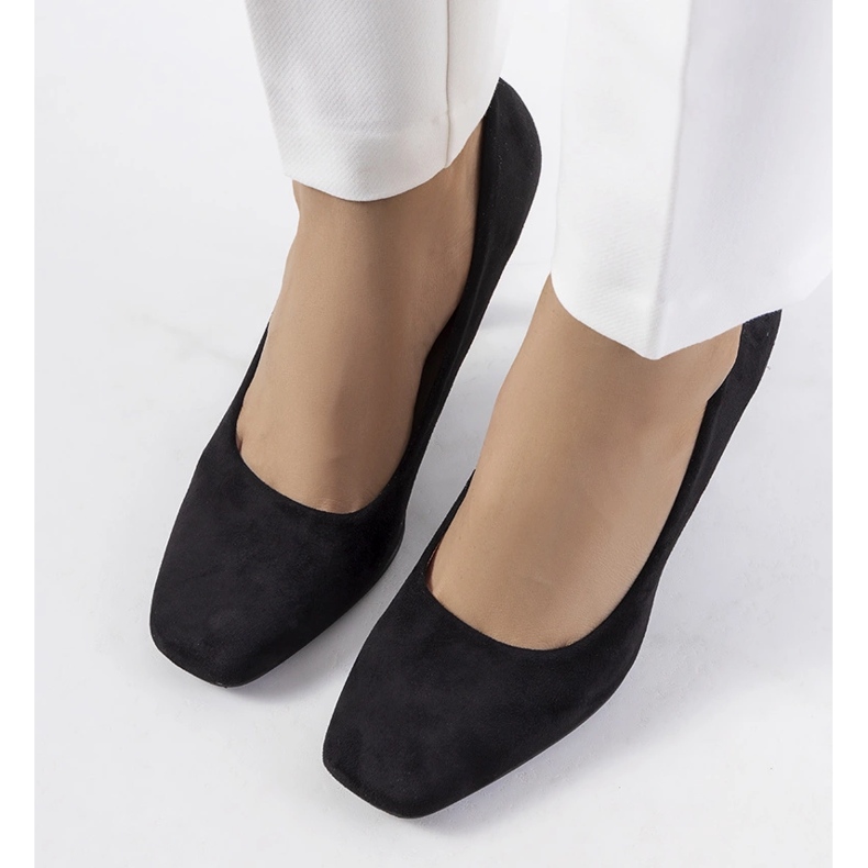 Svarta pumps på en Coxi stilettklack 1