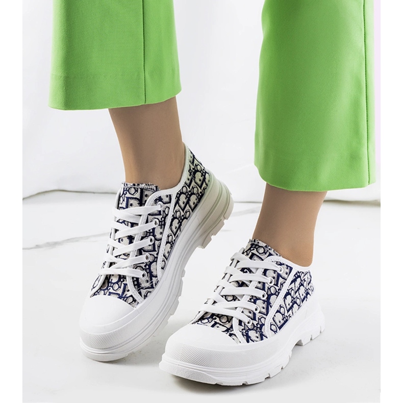 Vita sneakers på Valida-plattformen 1