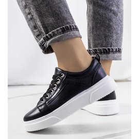 Svarta sneakers på en tjock Louisianasula 1