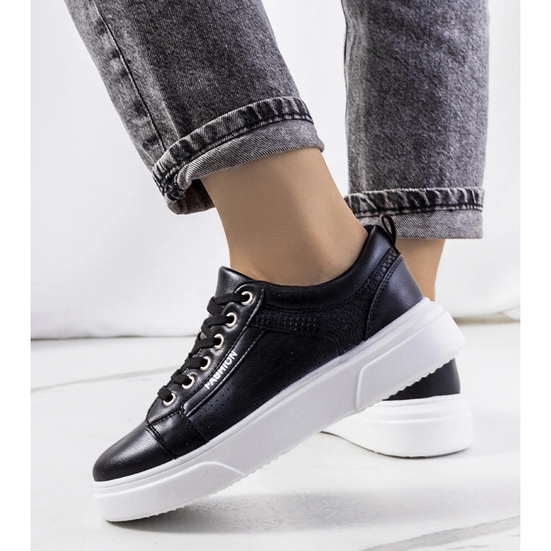 Svarta sneakers på en tjock Louisianasula 1